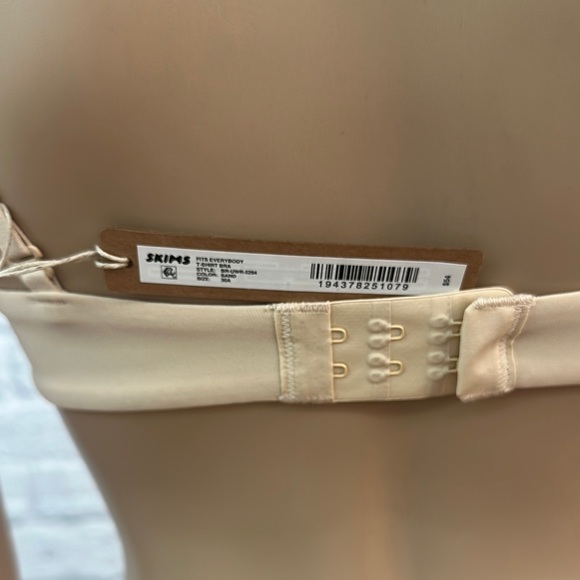 SKIMS Cream Underwire Bra with Adjustable Straps T-Shirt Bra - Picture 2 of 4